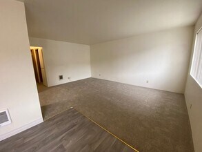 214-214 Sunny Ln in Sutherlin, OR - Building Photo - Building Photo