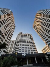 825 Brickell Bay Dr in Miami, FL - Foto de edificio - Building Photo