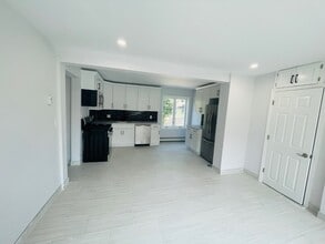 20 Hill St in Glen Cove, NY - Building Photo - Building Photo