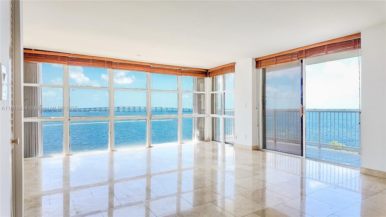 1440 Brickell Bay Dr in Miami, FL - Building Photo