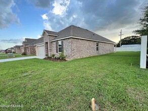 100 Abbeywood Ct, Unit 7T01 in Youngsville, LA - Building Photo - Building Photo