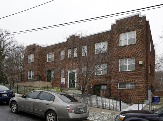 1715 V St SE in Washington, DC - Foto de edificio - Building Photo