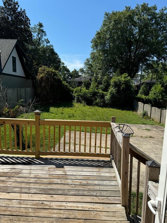 403 A W Faris Rd in Greenville, SC - Foto de edificio - Building Photo