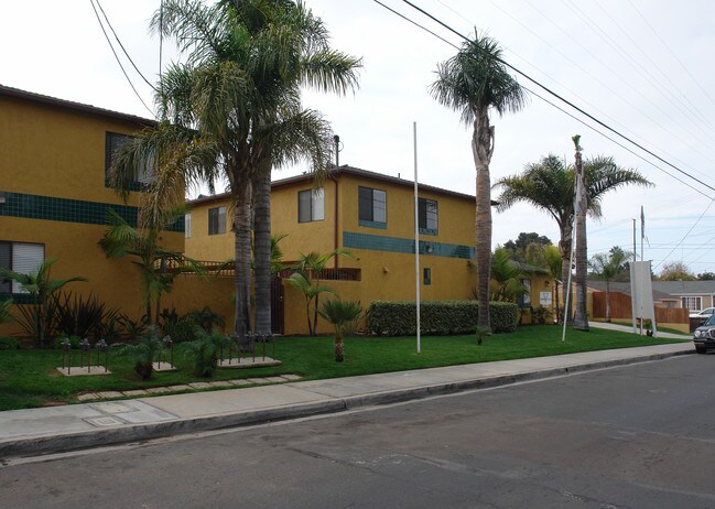 Palm City Townhomes in San Diego, CA - Foto de edificio - Building Photo