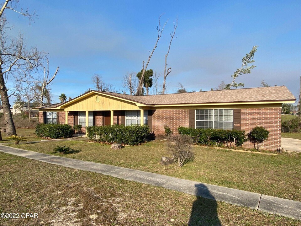 233 S Jan Dr in Panama City, FL - Building Photo