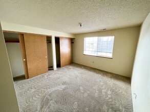 Ivy Club Apartments in Medford, OR - Building Photo - Building Photo