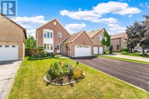 7221 Danton Promenade in Mississauga, ON - Building Photo