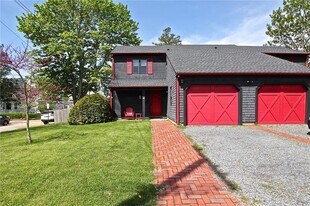 55 Annandale Rd in Newport, RI - Building Photo