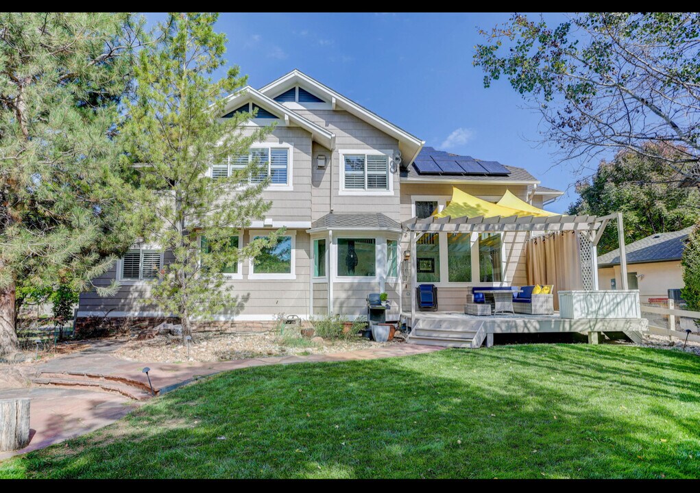 2305 Eagles Nest Dr in Lafayette, CO - Foto de edificio