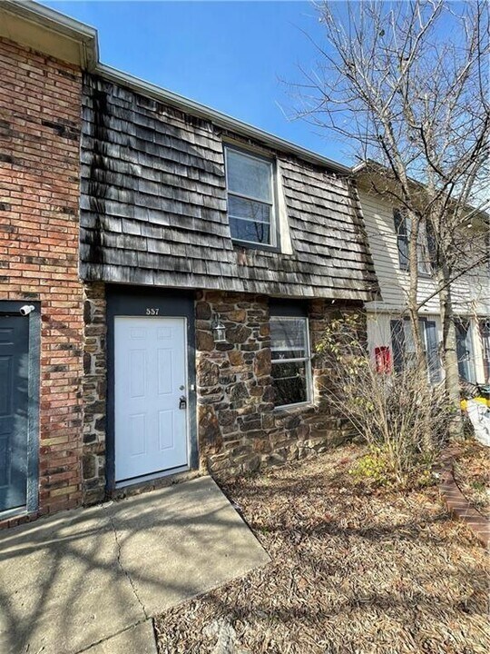 555 N Betty Jo Dr in Fayetteville, AR - Building Photo