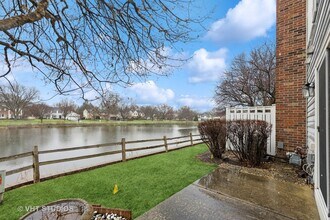 1304 Queensgreen Cir in Naperville, IL - Foto de edificio - Building Photo