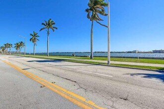 917 N Flagler Dr, Unit 102 in West Palm Beach, FL - Foto de edificio - Building Photo