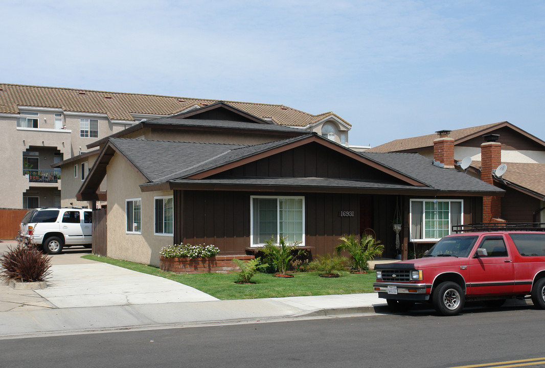 16931 Sims St in Huntington Beach, CA - Building Photo