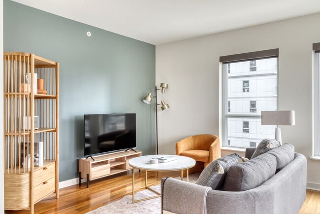 10349 NE 10th St in Bellevue, WA - Building Photo - Building Photo