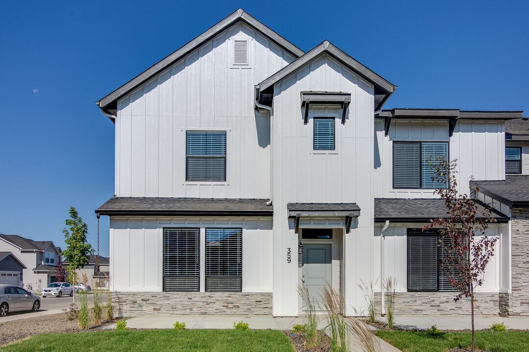 359 Riggs Springs Ave in Meridian, ID - Building Photo