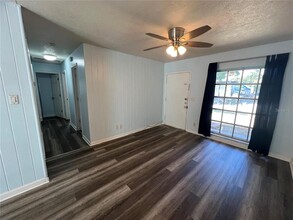 7007 Lynwood Dr in Tampa, FL - Building Photo - Building Photo