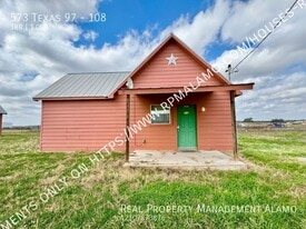 573 TX-97 in Floresville, TX - Building Photo