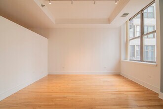 212 W Washington St in Chicago, IL - Building Photo - Building Photo
