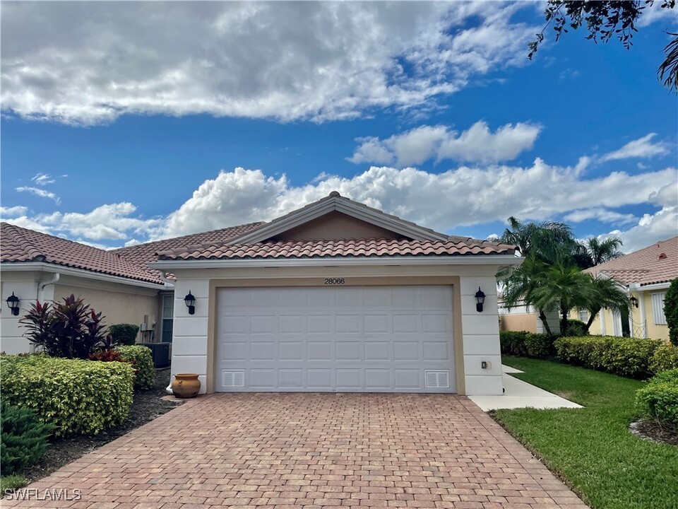 28066 Boccaccio Way in Bonita Springs, FL - Foto de edificio