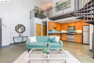 675 8th St in Oakland, CA - Foto de edificio - Building Photo