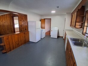 1020 Peachtree St in Louisville, GA - Foto de edificio - Building Photo