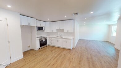 371 Calle Nogal in Thousand Oaks, CA - Building Photo - Building Photo