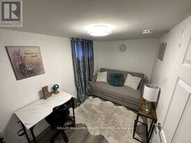 17 Oak Park Ave in Toronto, ON - Building Photo