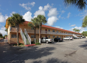 The Courtyards At Cimarron in Oakland Park, FL - Building Photo - Building Photo