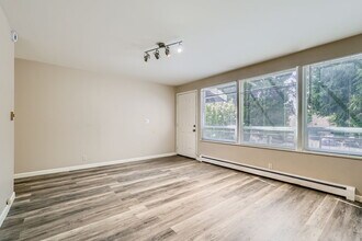 Golden Leaf Apartments in Seattle, WA - Building Photo - Building Photo