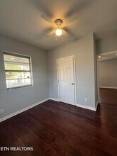 614 Midlake Dr NE in Knoxville, TN - Foto de edificio - Building Photo