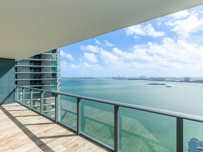 650 NE 32nd St, Unit 3406 in Miami, FL - Foto de edificio - Building Photo