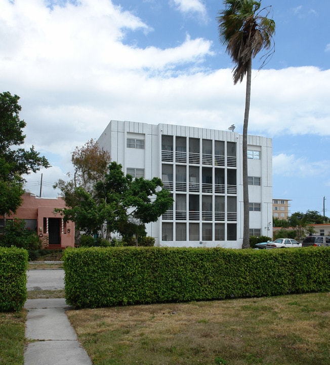 1725 Dewey St in Hollywood, FL - Building Photo