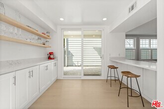 13082 Mindanao Way in Marina Del Rey, CA - Building Photo - Building Photo