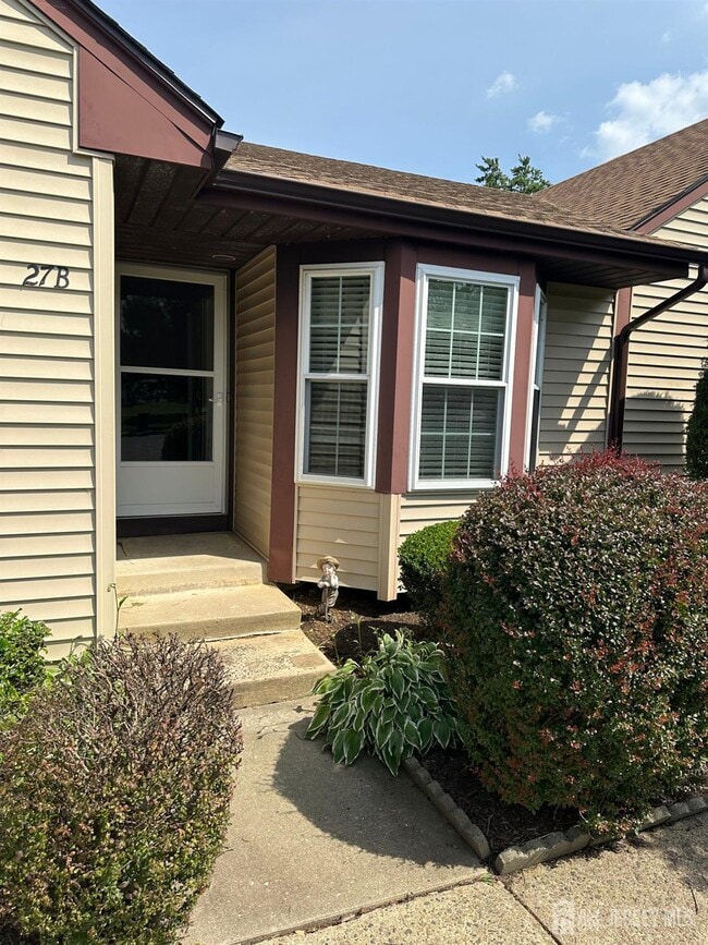 27B Benjamin Franklin Dr in Monroe Township, NJ - Building Photo - Building Photo