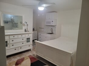 17446 Ludlow St, Unit 2 in Granada Hills, CA - Building Photo - Building Photo