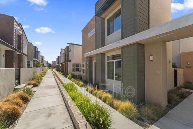 26912 W Winding Trail Ct in Valencia, CA - Building Photo - Building Photo