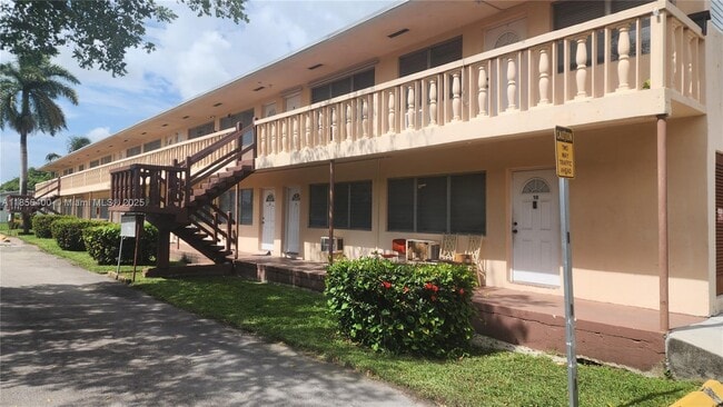 280 SW 11th Ave in Hallandale Beach, FL - Building Photo - Building Photo