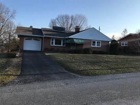 135 Grandview Dr in Reading, PA - Building Photo