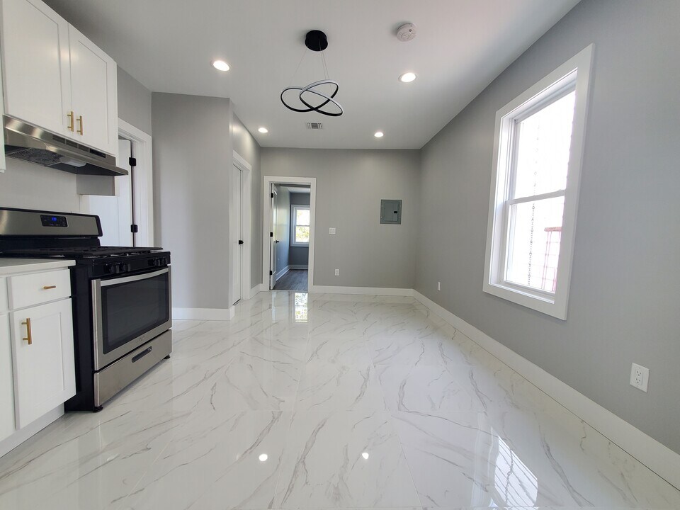 466 Kennedy Blvd, Unit 3F in Bayonne, NJ - Foto de edificio