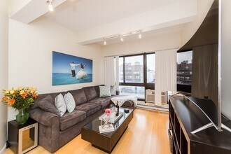 12 Stoneholm St, Unit 603 in Boston, MA - Foto de edificio - Building Photo