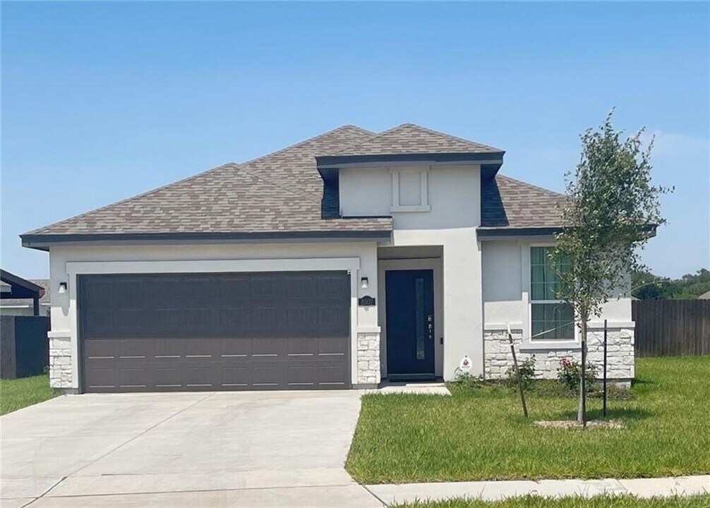 8507 N 33rd Ln in McAllen, TX - Building Photo