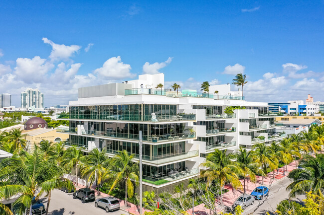 300 Collins Ave in Miami Beach, FL - Foto de edificio - Building Photo