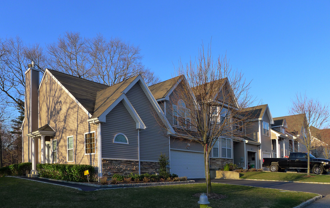 25 Arielle Ct in Hauppauge, NY - Foto de edificio