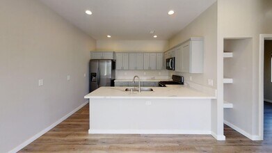 5327 E Falls View Dr in San Diego, CA - Building Photo - Building Photo