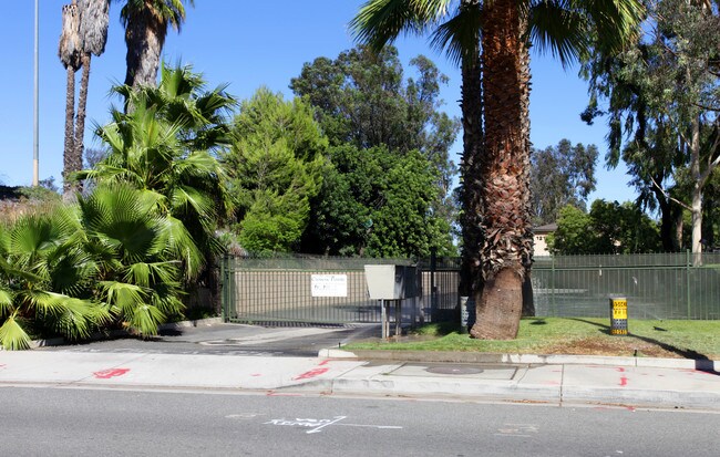 Citrus Circle Apartments in Corona, CA - Building Photo - Building Photo