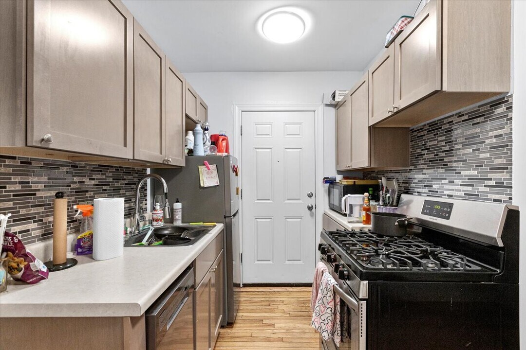 652 W Oakdale Ave in Chicago, IL - Building Photo