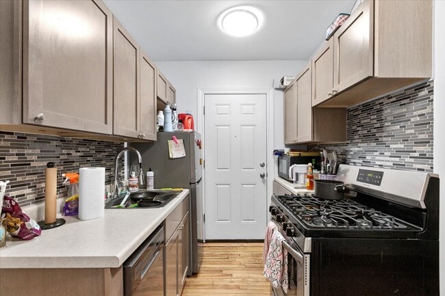 property at 652 W Oakdale Ave