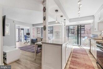 1401 17th St NW, Unit 302 in Washington, DC - Building Photo - Building Photo