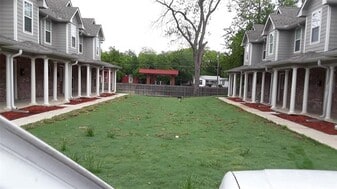 2004 Pecan St in Commerce, TX - Building Photo