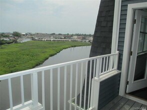 237 Marina Pointe Dr in East Rockaway, NY - Building Photo - Building Photo